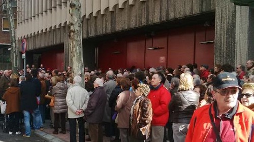 Cientos de personas rezan por los cristianos coptos