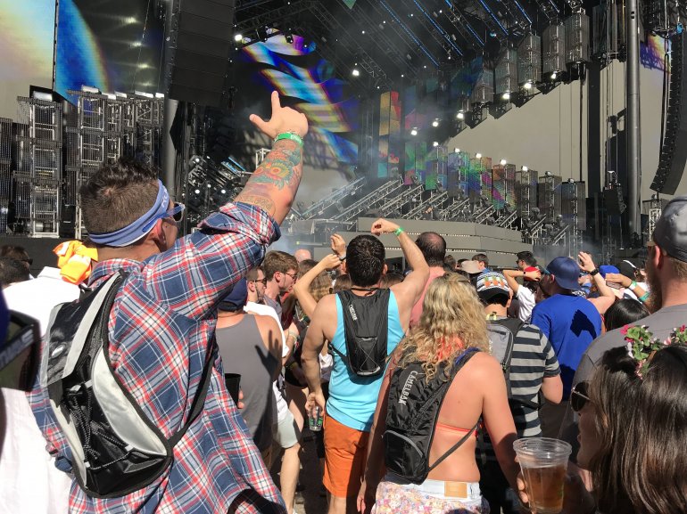 Sondeo revela cifras sobre consumo de alcohol y drogas en el festival Ultra de Miami